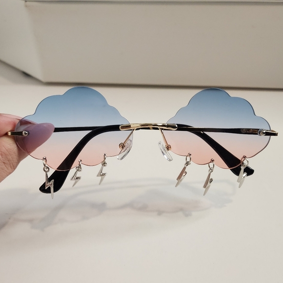 NEW‼️Cloud-Shaped Sunglasses - Picture 4 of 4